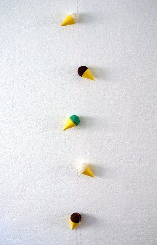 Vianočné remeslá - v poslednom girlande Munite vertikálna zmrzlinová kornútka - kornút zmrzliny farebný