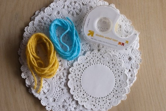 Remeselné nápady s materiálmi biele čipkované obrúsky farebné priadze