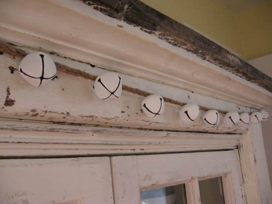 Vintage zárubňa zastarané závesné zvony z bieleho venca