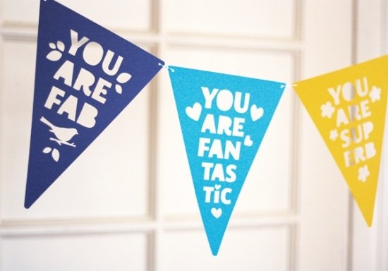 Veniec trojuholníkového tvaru robí papier farebným lacným