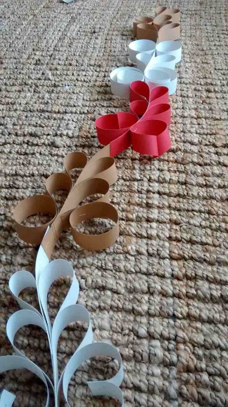 urobte si girlandy papierový nápad šišky biele červenohnedé