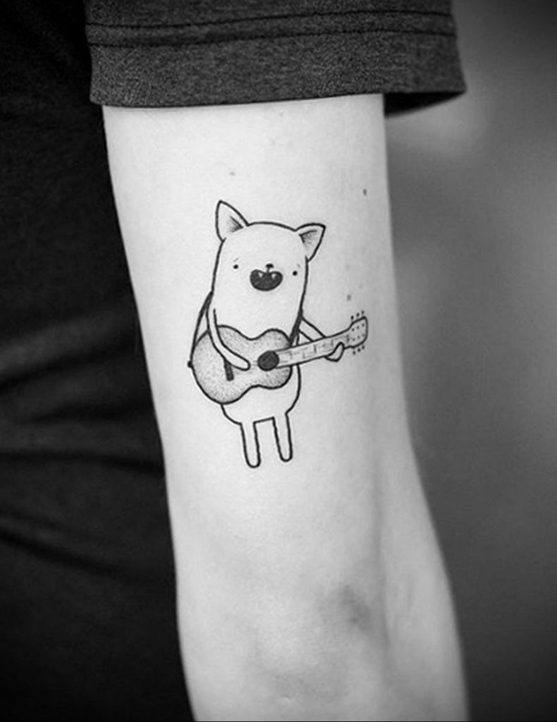 Śmieszne stworzenie tatuaż z gitarą - zdjęcie