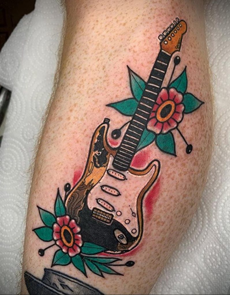 Tatuaż gitara elektryczna i kwiaty - zdjęcie