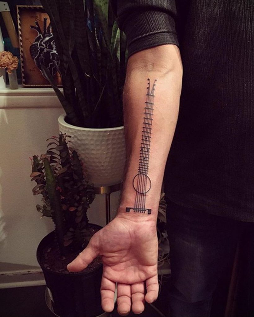 Tatuaż linii gitary - zdjęcie