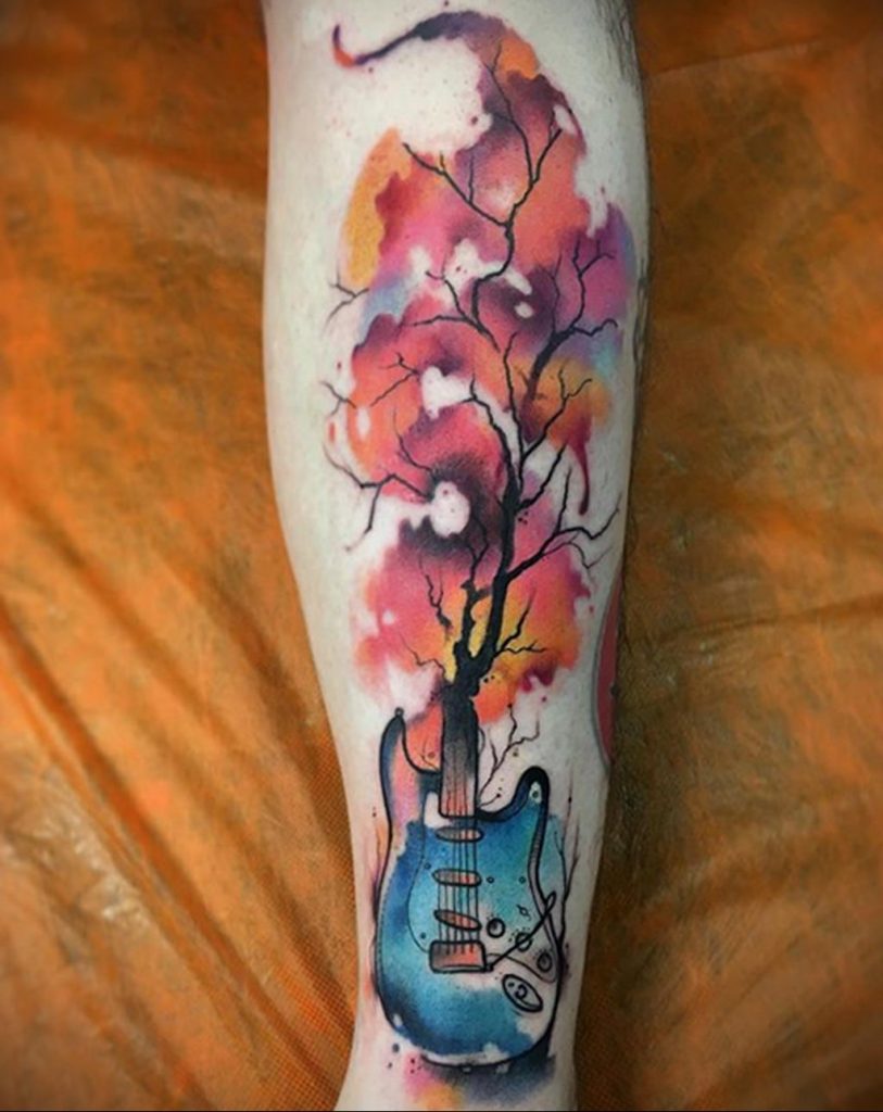 Niezwykły tatuaż na temat drewna i gitary - zdjęcie