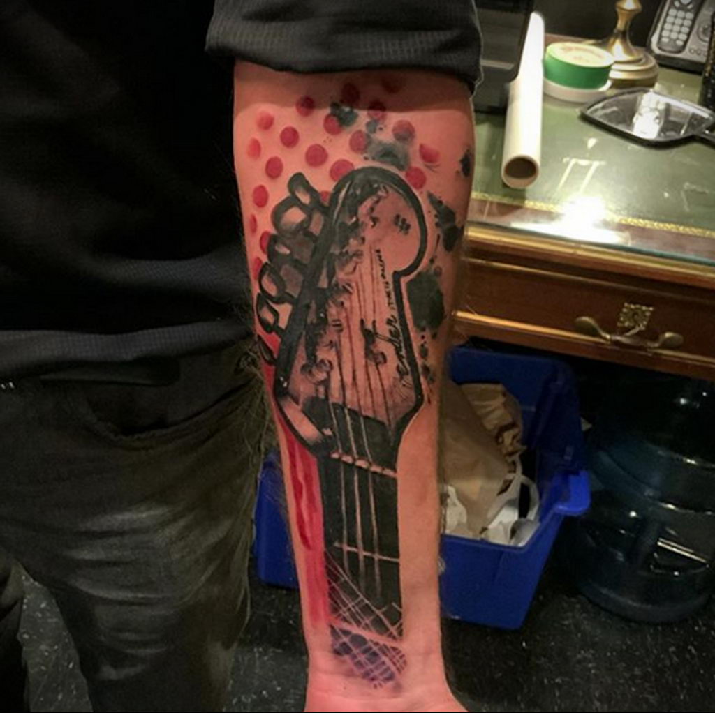 Czarny tatuaż na szyi na ramieniu