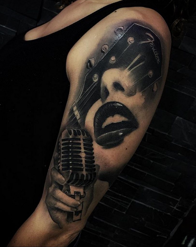 Tatuaż z gitarą - mikrofon i kobiece usta - zdjęcie