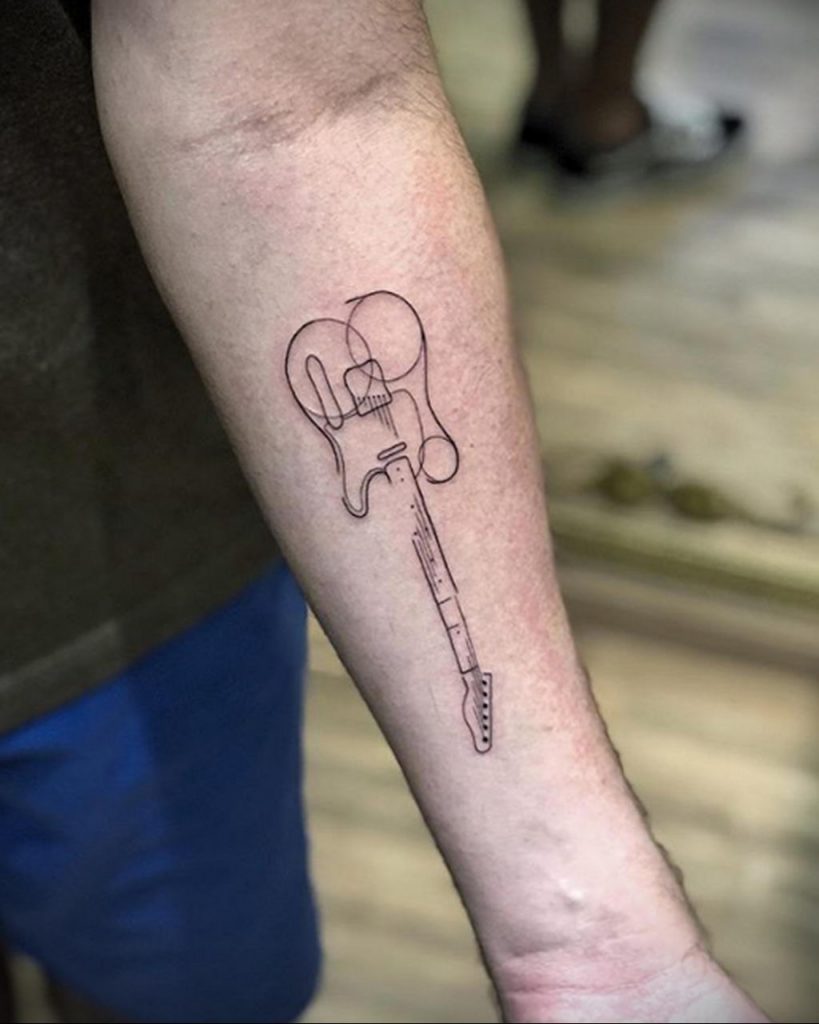 Minimalistyczny tatuaż na gitarze - zdjęcie
