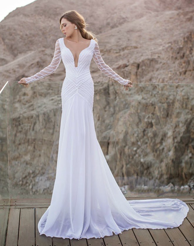 Dizajnér-svadobné šaty-v-dĺžke-vláčka-Julie-Vino-véčkový výstrih