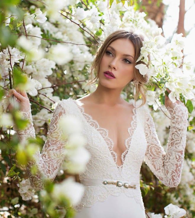 Dizajnér-Svadobné šaty-prispôsobená-čipkovaná-károvaná-kolekcia Julie-Vino-orchidey