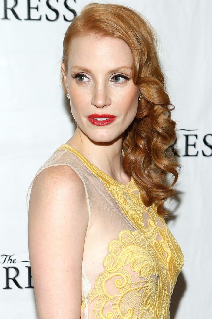 Svadobné účesy-nápady-hviezda vyzerá-na-styling-bokom-kučeravé-vlasy-červené