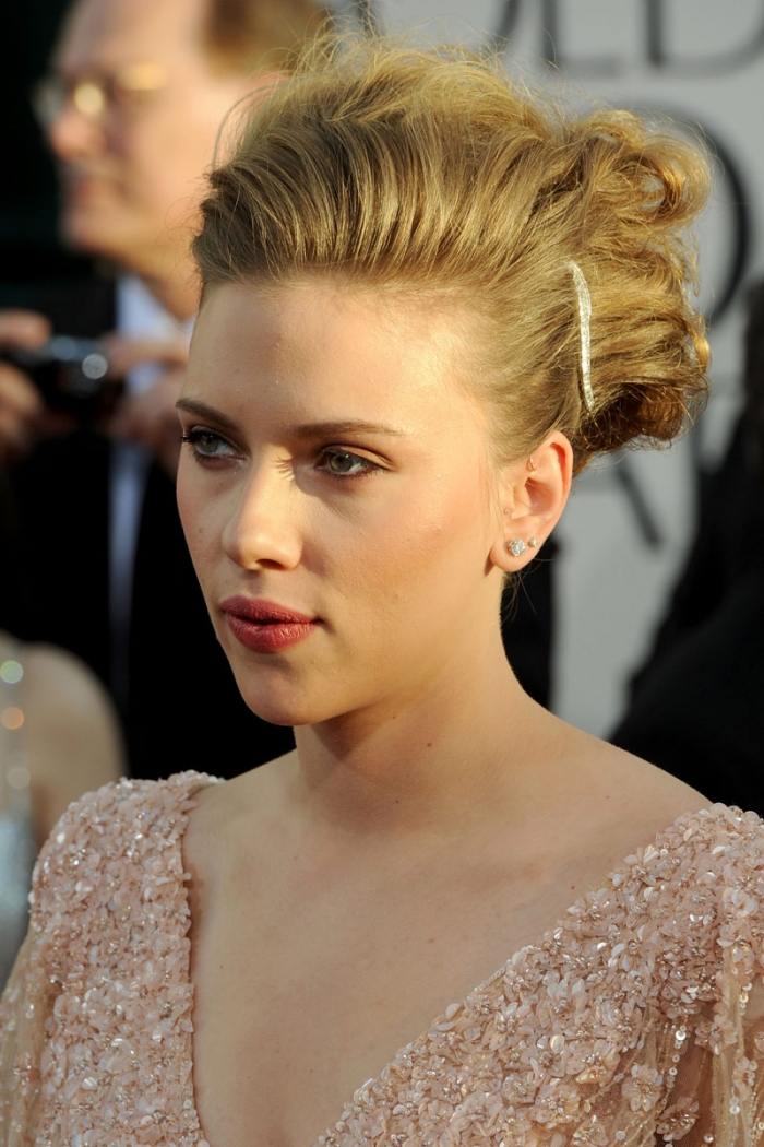 Updo-účesy-pre-svadobné-sponky do vlasov-kamienky-trblietavé-scarlett-johansson