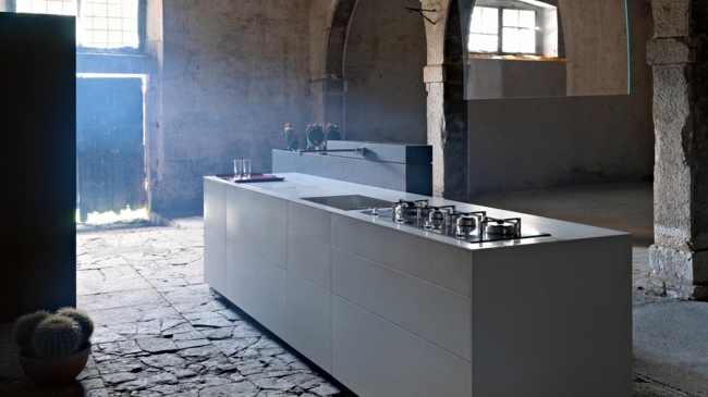 biely kuchynský ostrovček minimalistický bez dvierok moderná kuchyňa