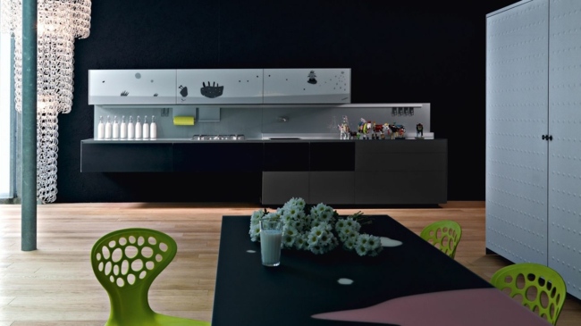 Nástenná skrinka sedačka zelená stolička dizajnová kuchyňa