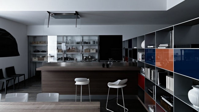 Sklenené skrinky kuchyňa oranžovo modrý drevený nábytok drevený kuchynský ostrovček