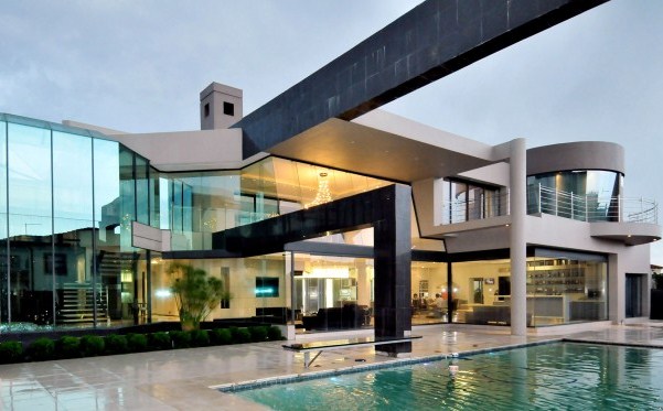 Dom nádvorí presklená fasáda bazén rezidencia Dom nádvorí sklenená stavba luxusná rezidencia