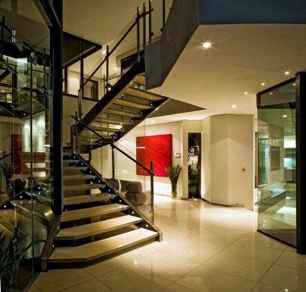 moderná rezidencia interiér schodisková sklenená podlaha moderný interiér rezidencie žiari červenými akcentmi