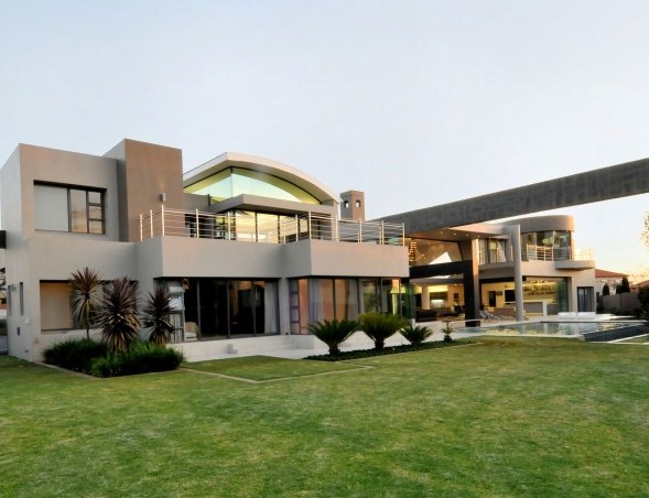 veľký obytný dom vchod moderná architektúra vchod do veľkého obytného domu betónová fasáda