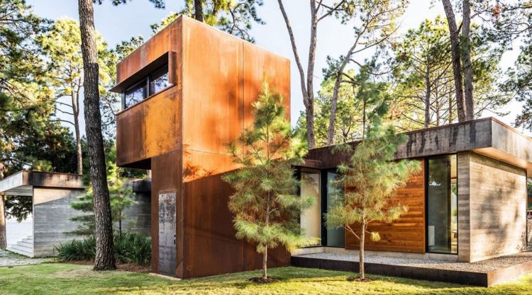 moderná architektúra - prvky zo skla, betónu a cortenovej ocele sklenený dom-príroda-les-moderná-architektúra-corten oceľ-betón