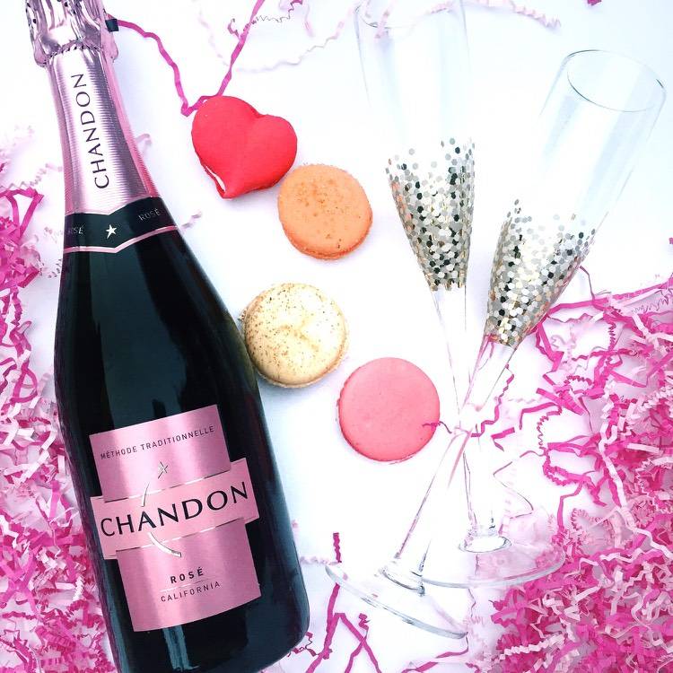 maľovanie na sklo-nápady-poháre na šampanské-bodky-strieborná-silvestrovský-nový rok-dekorácia