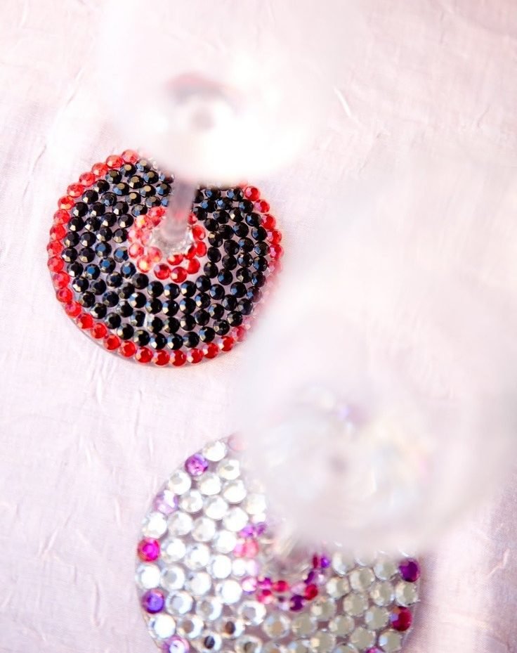 maľovanie na sklo-nápady-zdobenie-šampanské-sklenené-nohy-kamienky