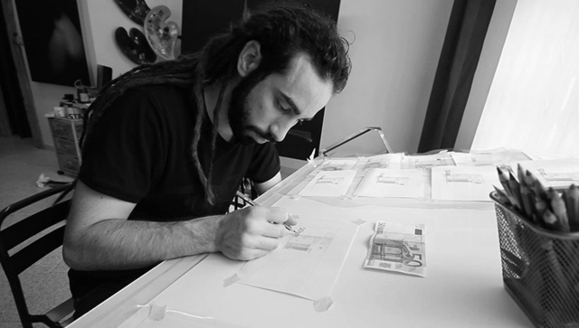 čiernobiely obrázok-umelec-kreslí-bankovky