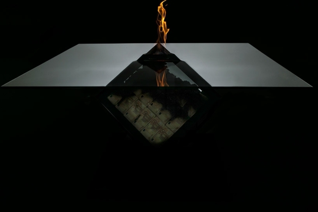 krásny jedálenský stôl z bankoviek