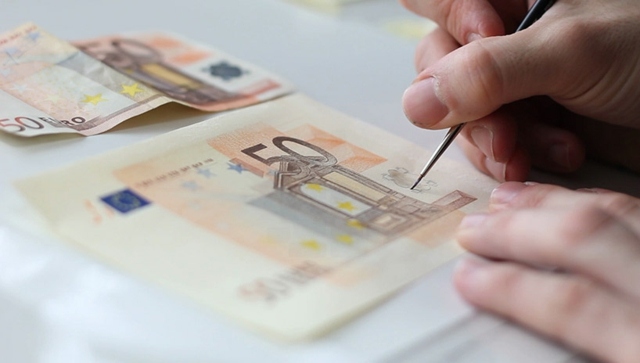 Ruka umelca pri maľovaní bankoviek