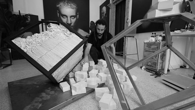 Ateliér z nehrdzavejúcej ocele, doska, papier, aranžmán