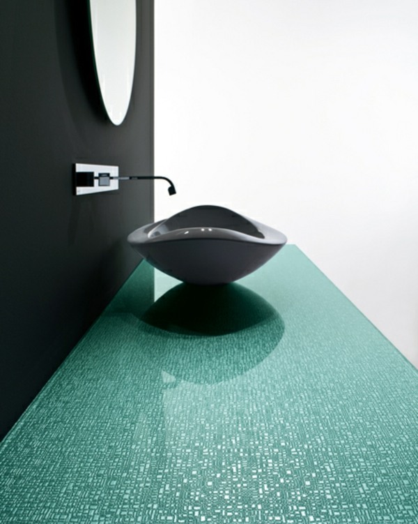 moderná kúpeľňa so sklenenou podlahou