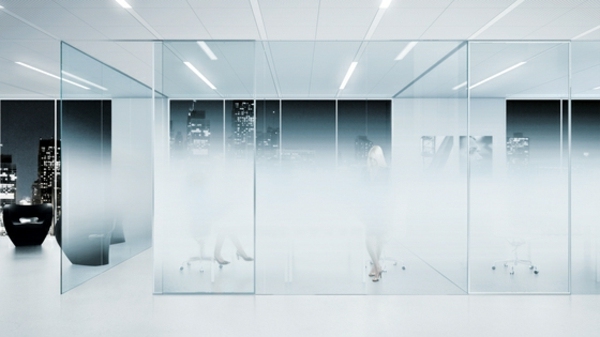 Moderná bytová priečka so sklenenou stenou