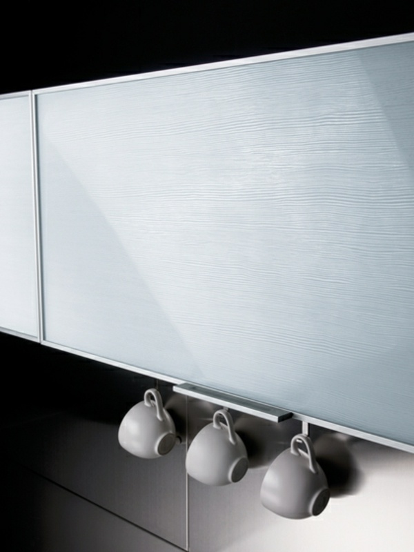 moderná-kuchyňa-polička-sklo