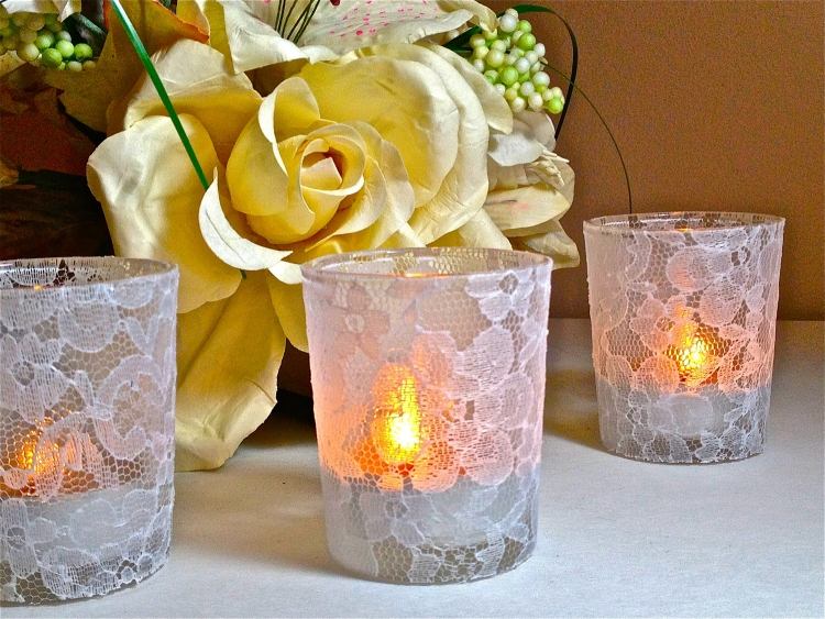 dekorácia na sklenený čajový svietnik-biela-čipka-stolík