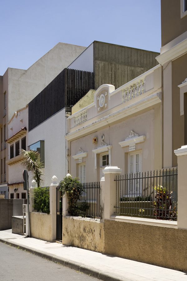 radový stredový dom santa cruz vyplnený svetlým sklom moderný radový stredový dom vyplnený svetlým sklom