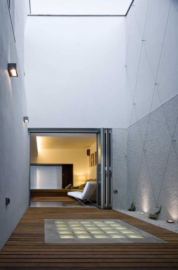 moderný radový dom v centre kanárikov španielsko nádvorie svetlík moderný radový dom kanárske ostrovy španielsko nádvorie svetlík