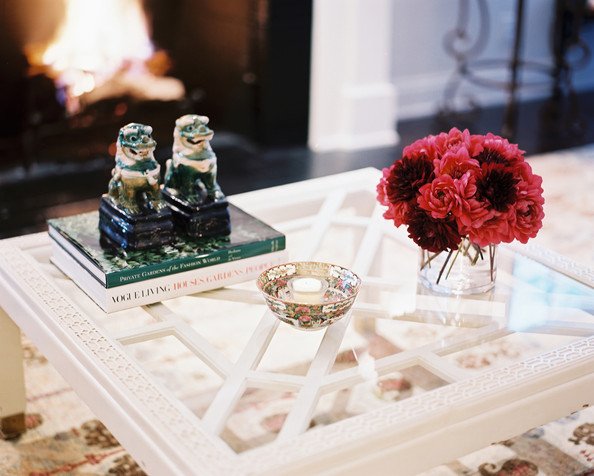 sklenený biely konferenčný stolík nápady na dekoráciu červené kvety knihy sochy