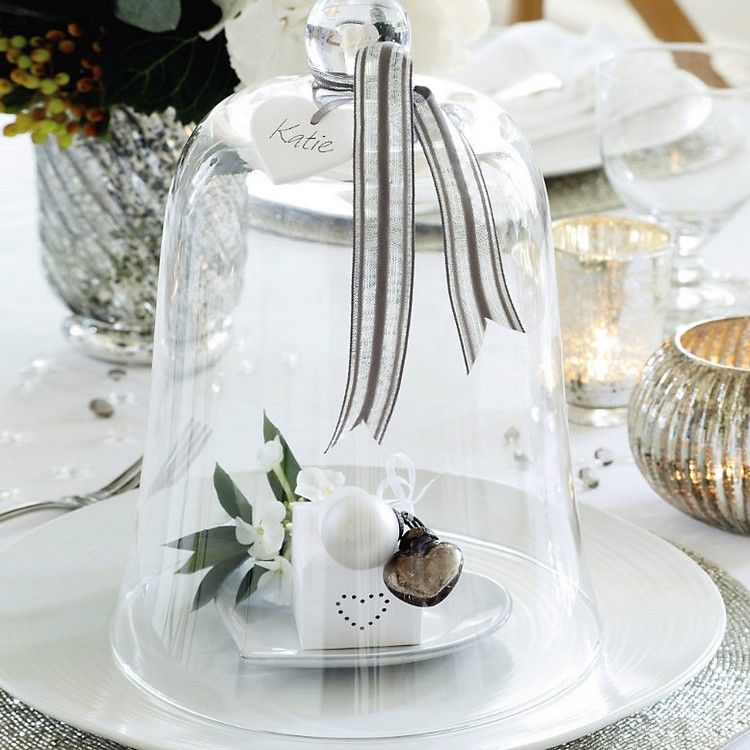 Darček pre hostí pod skleneným zvončekom - doplnok dekorácie stolu sklenený zvonček-zdobenie-vianočný-stôl-dekorácia-miesto-karta-darček pre hostí