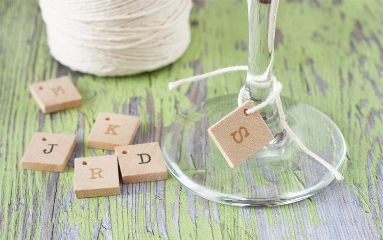 sklenená fixka-urob si sám drotár-nápad-scrabble-písmená-šnúra