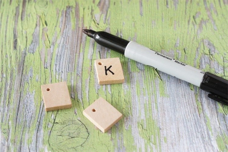 sklenená značka-urob si sám drotár-nápad-scrabble-písmená-mená-hostí