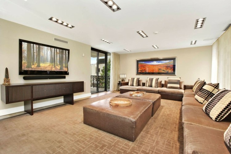 Posuvné sklenené dvere, okno, koberec, kožená rohová sedačka, krajina do obývačky