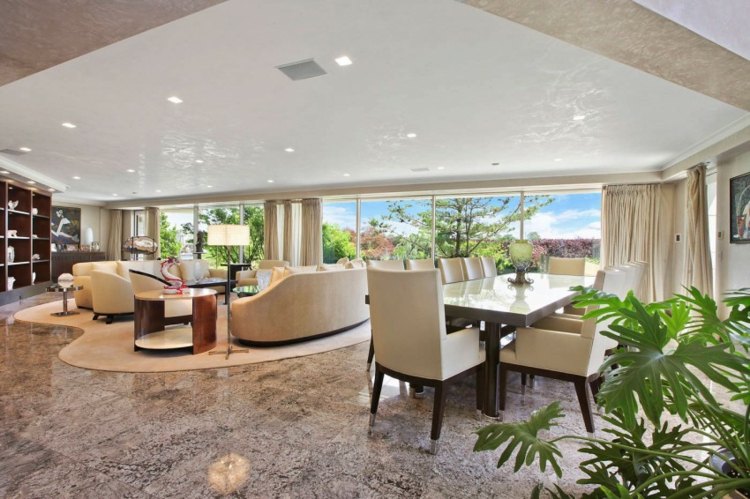 Posuvné sklenené dvere okná do obývačky mramorová podlaha čalúnený nábytok