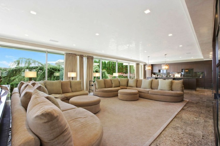 Posuvné sklenené dvere okná obývacia izba piesková farba mramorová podlaha