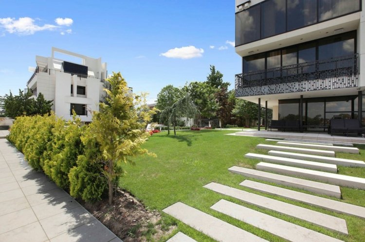 Posuvné sklenené dvere predné okná betónové dlažobné kocky trávnik