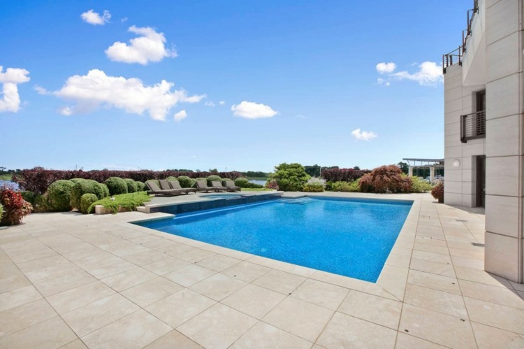 Posuvné sklenené dvere predné okná bazénovej dlažby terasa