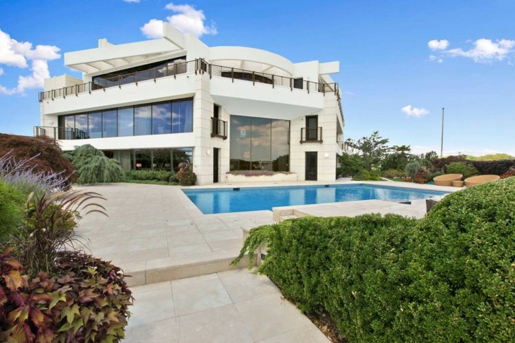 Posuvné sklenené dvere predné okná fasádne balkóny záhradný bazén