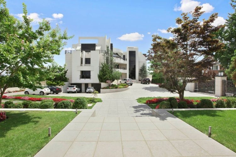 Posuvné sklenené dvere predné okná trávnik stromy záhradný dizajn