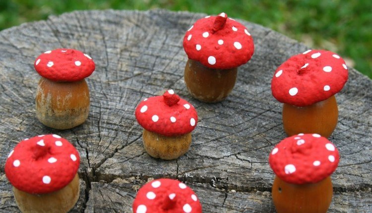 Ručné práce s prírodnými materiálmi - muchotrávky vyrobené zo žaluďov talisman šťastia drotár silvestra žalude muchotrávka nápad kutilstvo