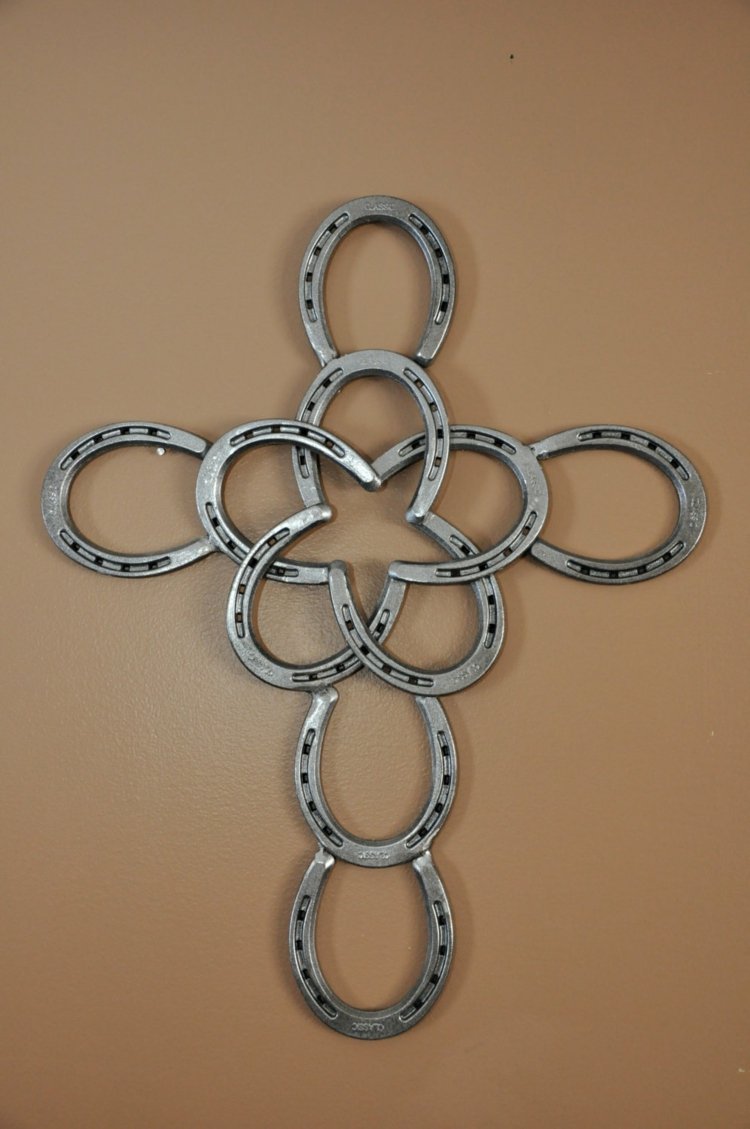 Vyrobte si na Silvestra talizmany - urobte krížik z podkov šťastie kúzlo drotár Silvester podkova deco nápad kríž stena zdobiť