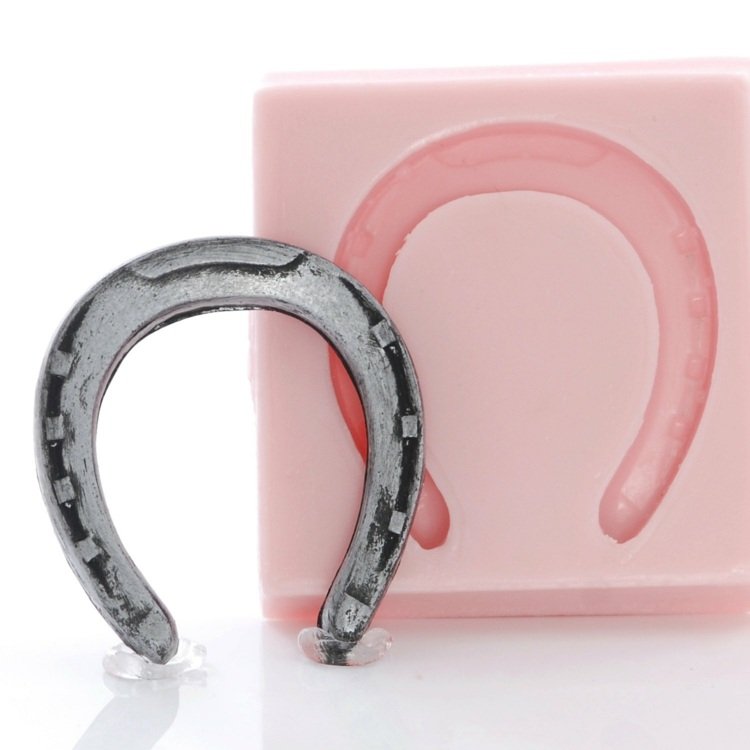 Na Silvestra nalejte olovo v tvare podkovy šťastie kúzlo drotár Silvester silikónový tvar olovo odlievanie podkovy