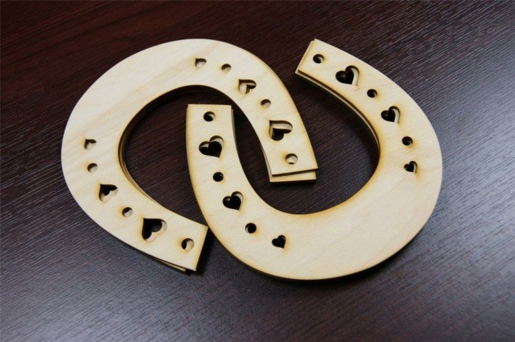 Vyrobte si drevené podkovy talisman šťastie drotár silvestrovská podkova nápad srdce perforované